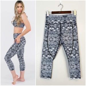 •ZYIA• Cobra Metallic Pocket‎ Light N Tight Hi-Rise Capri 20" Leggings Size 8-10